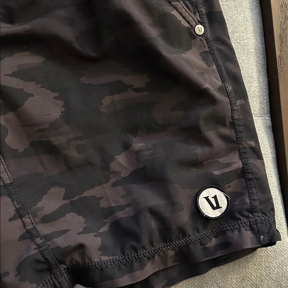 Vuori Kore Lined Camo Shorts 8” Size XS - Picture 2 of 7
